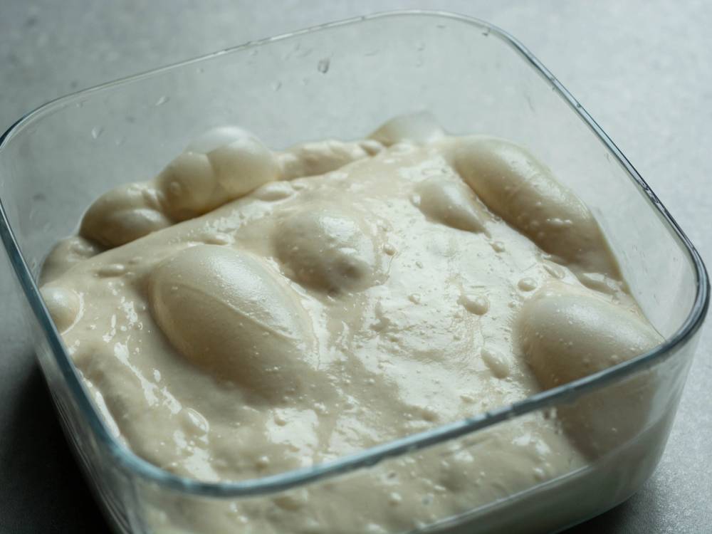 Hevet deig i en glassform før baking