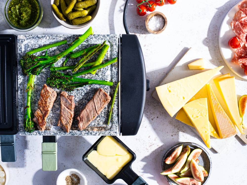 Raclette-jern med brokkolini, kjøttstykker og ost.