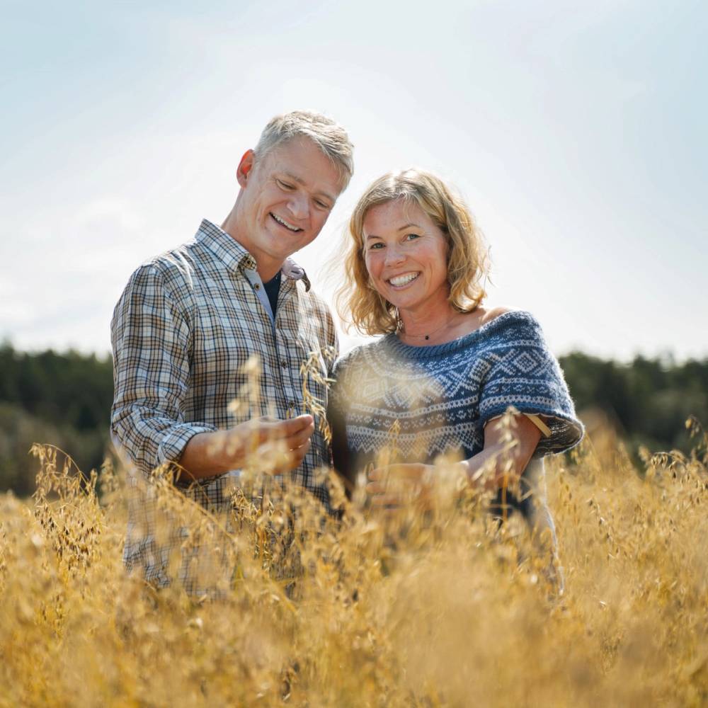 Johan og Ingunn Anstensrud fra Den Sorte Havre i svarthavreåkeren.