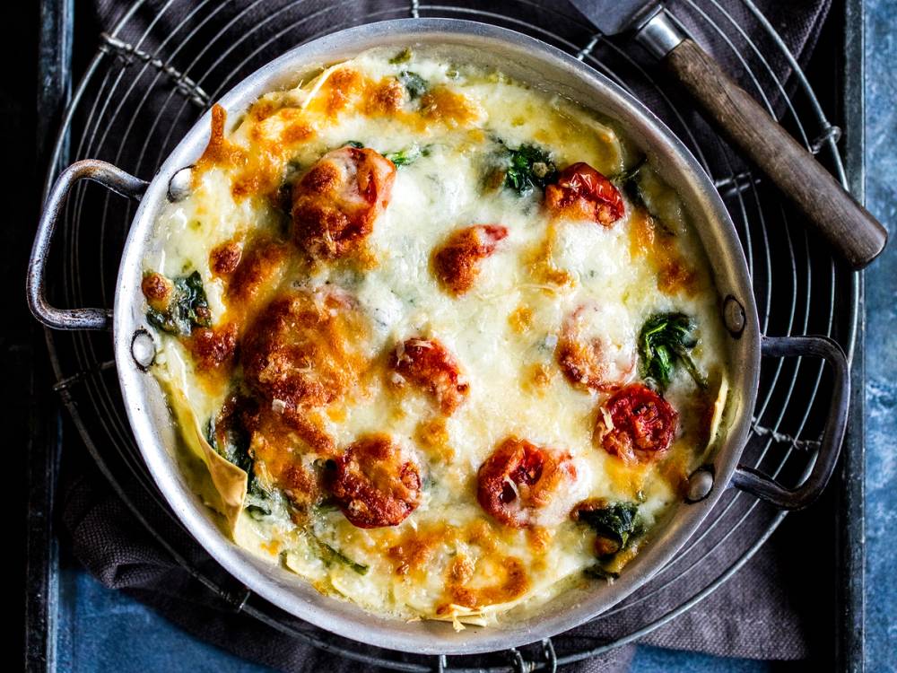 Vegetarlasagne med ost og tomatsaus i en ildfast form