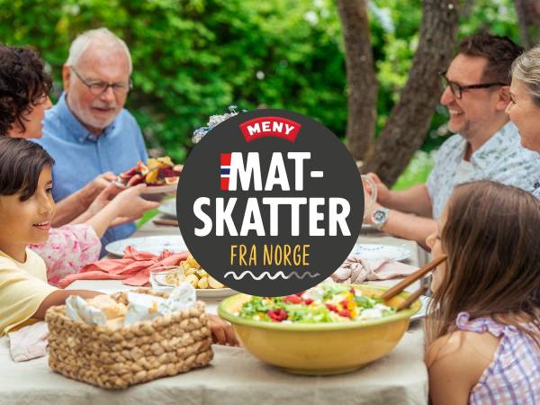 Personer som spiser utendørs rundt et bord med mat, med en logo for MENY Mat- Skatter fra Norge i midten.