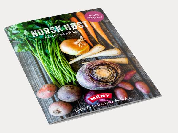 En kokebok med høsttema, dekorert med grønne urter, sopp, løk og rotgrønnsaker på forsiden.