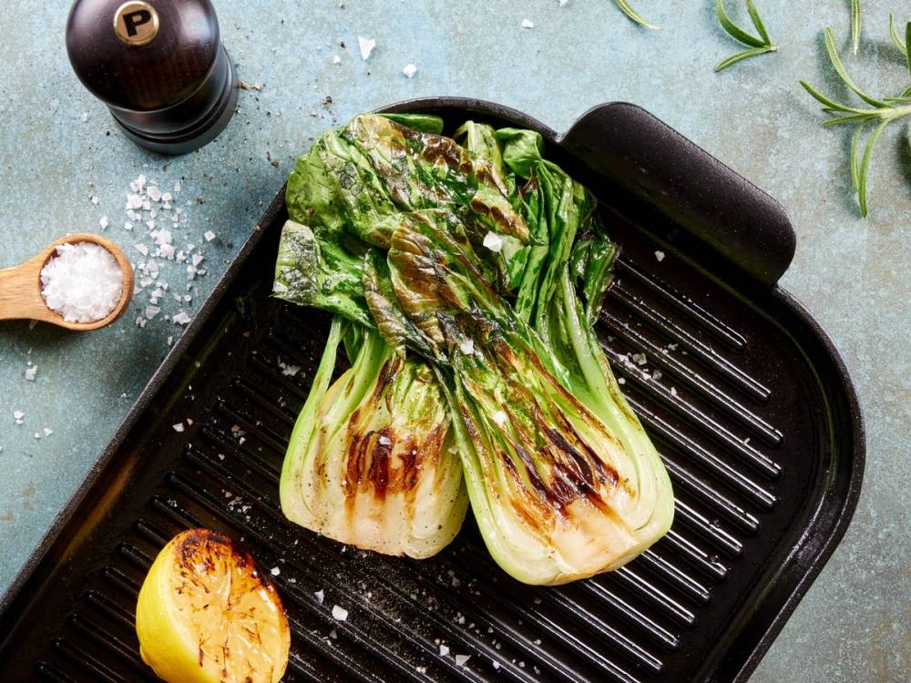 Grillet pak choy på en grillpanne med litt salt og sitron ved siden av