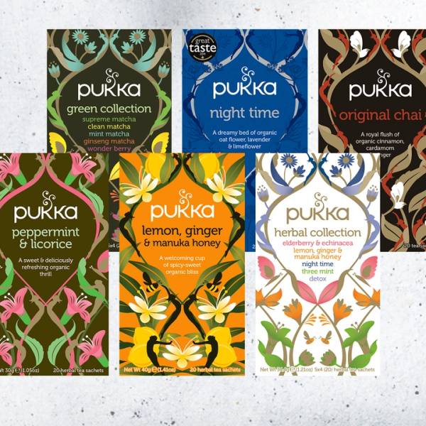 Seks ulike esker med Pukka te i forskjellige smaker og farger, plassert på en hvit bakgrunn.