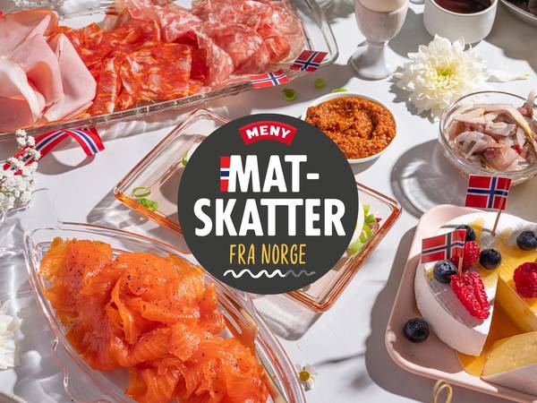 Ulike typer av mat, inkludert røkt laks, kjøtt og en kake med bær, på et bord med norske flagg og en logo som sier 'Mat- skatter fra Norge'.