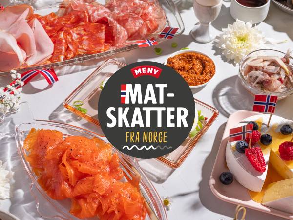 Ulike typer av mat, inkludert røkt laks, kjøtt og en kake med bær, på et bord med norske flagg og en logo som sier 'Mat- skatter fra Norge'.