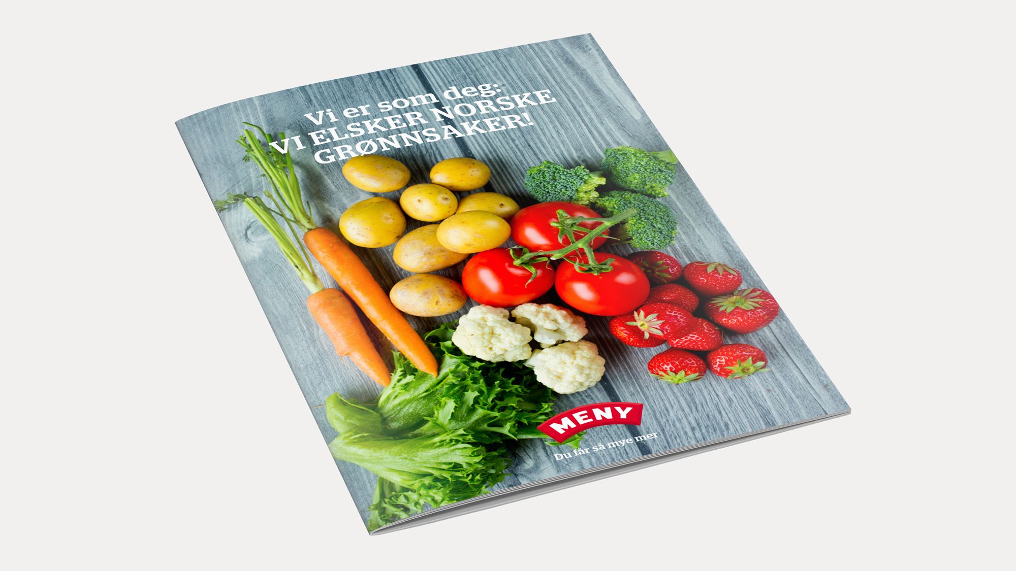 En brosjyre eller katalog med bilder av norske grønnsaker som poteter, gulrøtter, brokkoli, tomater og jordbær.