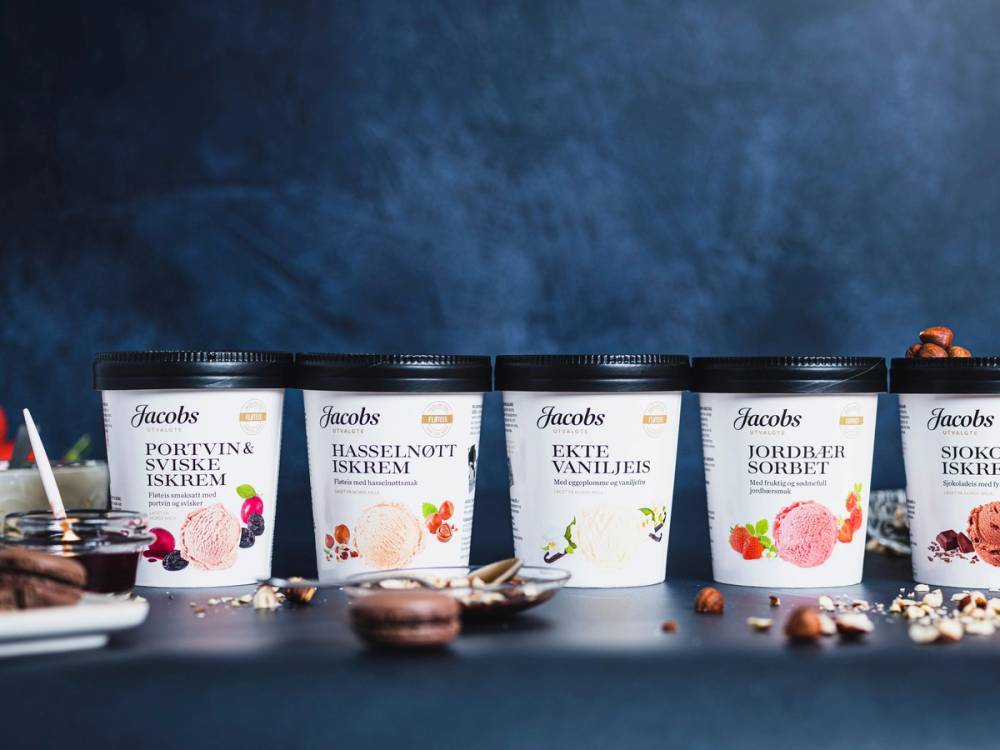Ulike smaker av Jacobs iskrem i små kopper på en mørk bakgrunn.