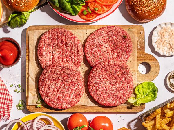 Fire stk rå Angusburger på fjøl