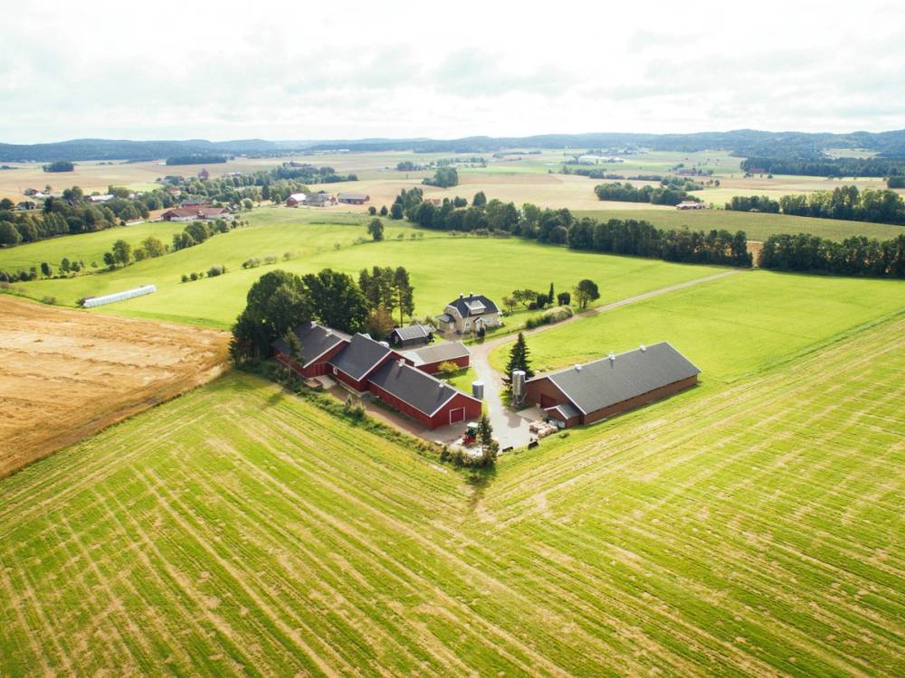 Landskap med gårdsbruk og grønne jordbruksområder i Vestfold, Norge.