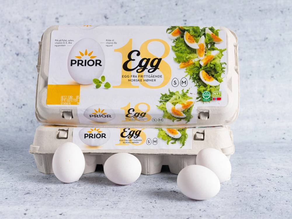 En pakke med 18 egg fra Prior, plassert på en hvit overflate med tre egg foran.
