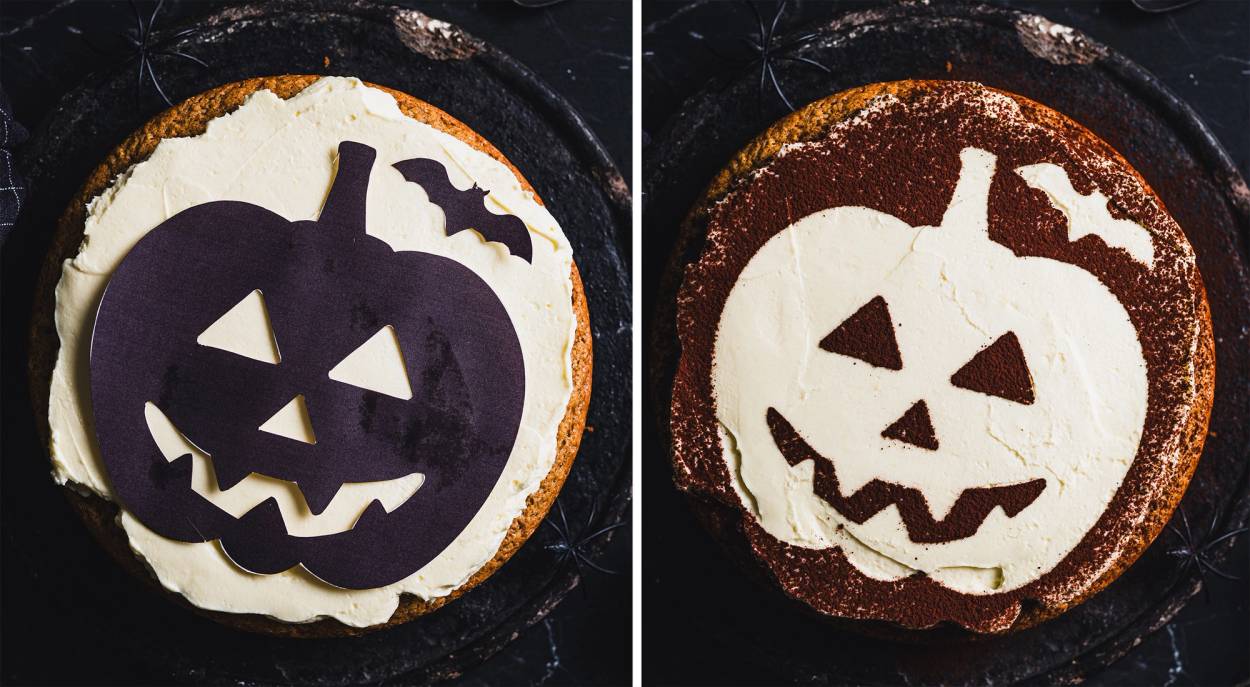 En kake med en sjablong av en skummel gresskarhode med ansiktsuttrykk, laget med hvit og svart sjablong på toppen.