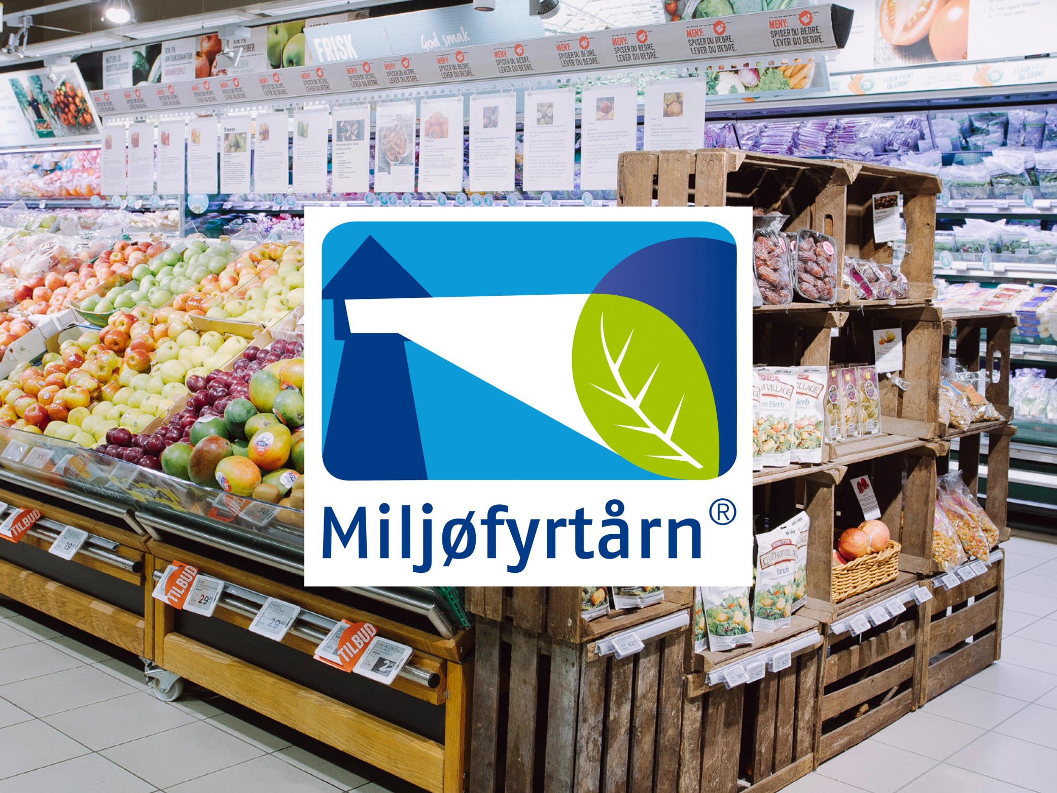 Et bilde av en butikkhylle med frukt og grønnsaker, med Miljøfyrtårn-logoen over, som indikerer miljøsertifisering.