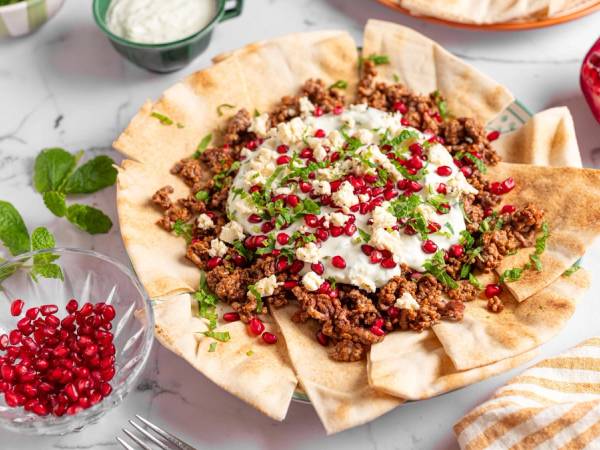 Liba brød med lam, granateple og tzatziki