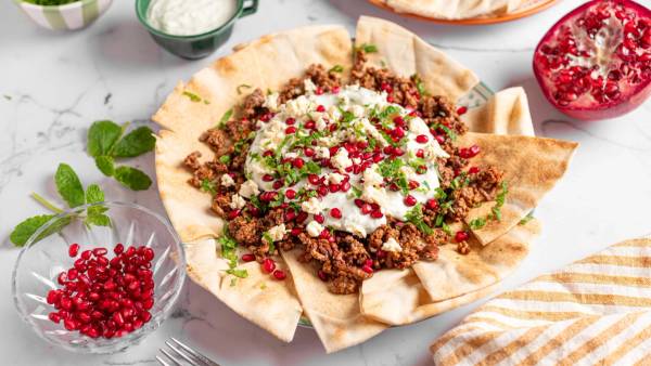 Liba brød med lam, granateple og tzatziki
