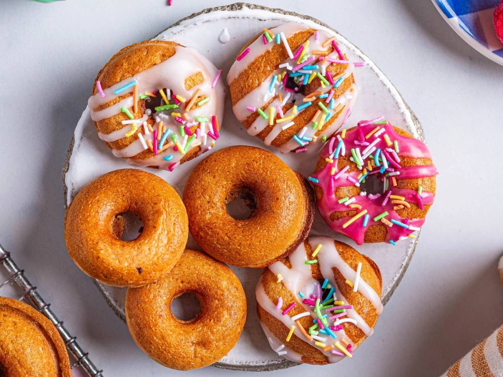 Små donuts med og uten glasur og strøssel på en tallerken