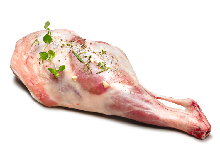 Et rått lam som ligger på en overflate, med urene områder og litt krydder på kroppen.