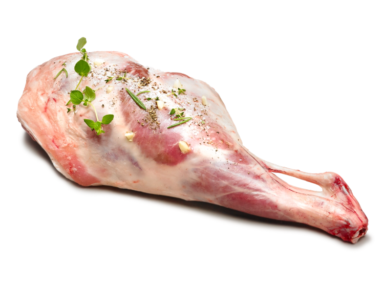 Et rått lam som ligger på en overflate, med urene områder og litt krydder på kroppen.