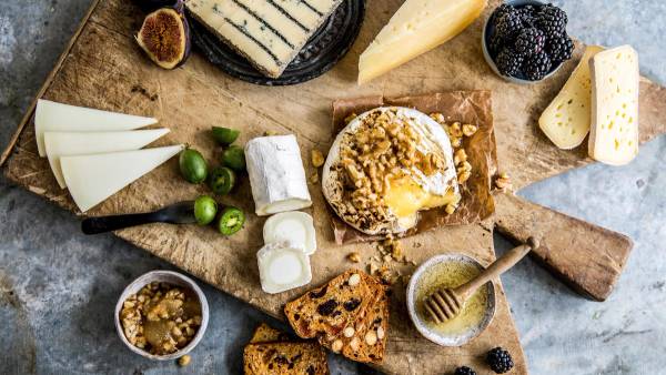 Ostefat med flere oster og tilbehør