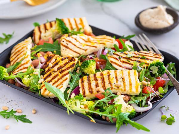 Salat med grillet halloumi