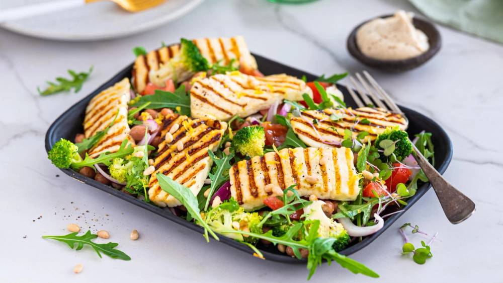 Salat med grillet halloumi
