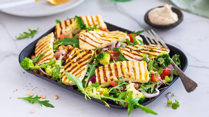 Salat med grillet halloumi
