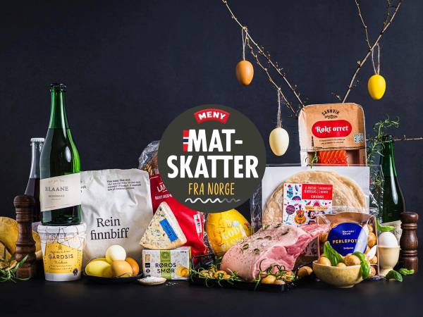 Et utvalg av norske matvarer og pålegg med en plakat som sier 'Meny Mat Skatter fra Norge' i midten, omgitt av egg, kjøtt, ost og brød, mot en mørk bakgrunn.