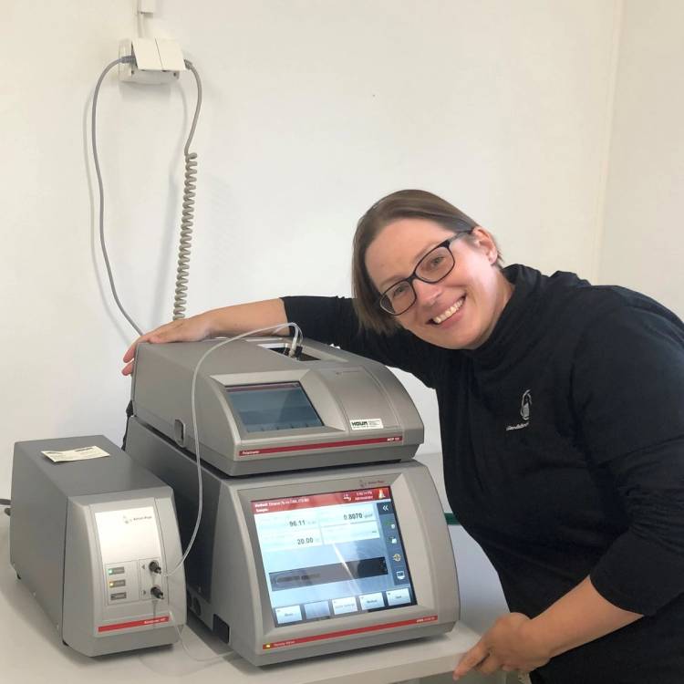 Synnøve med en Alcolyser-maskin på et klinikkbord, med en person som har ansiktet dekket til.