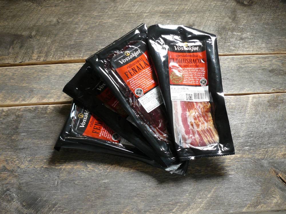 Pakker med Vossakjøtt på et trebord