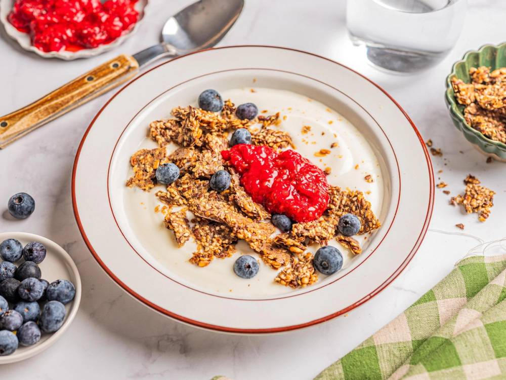 Yoghurt med knust knekkebrød og bær