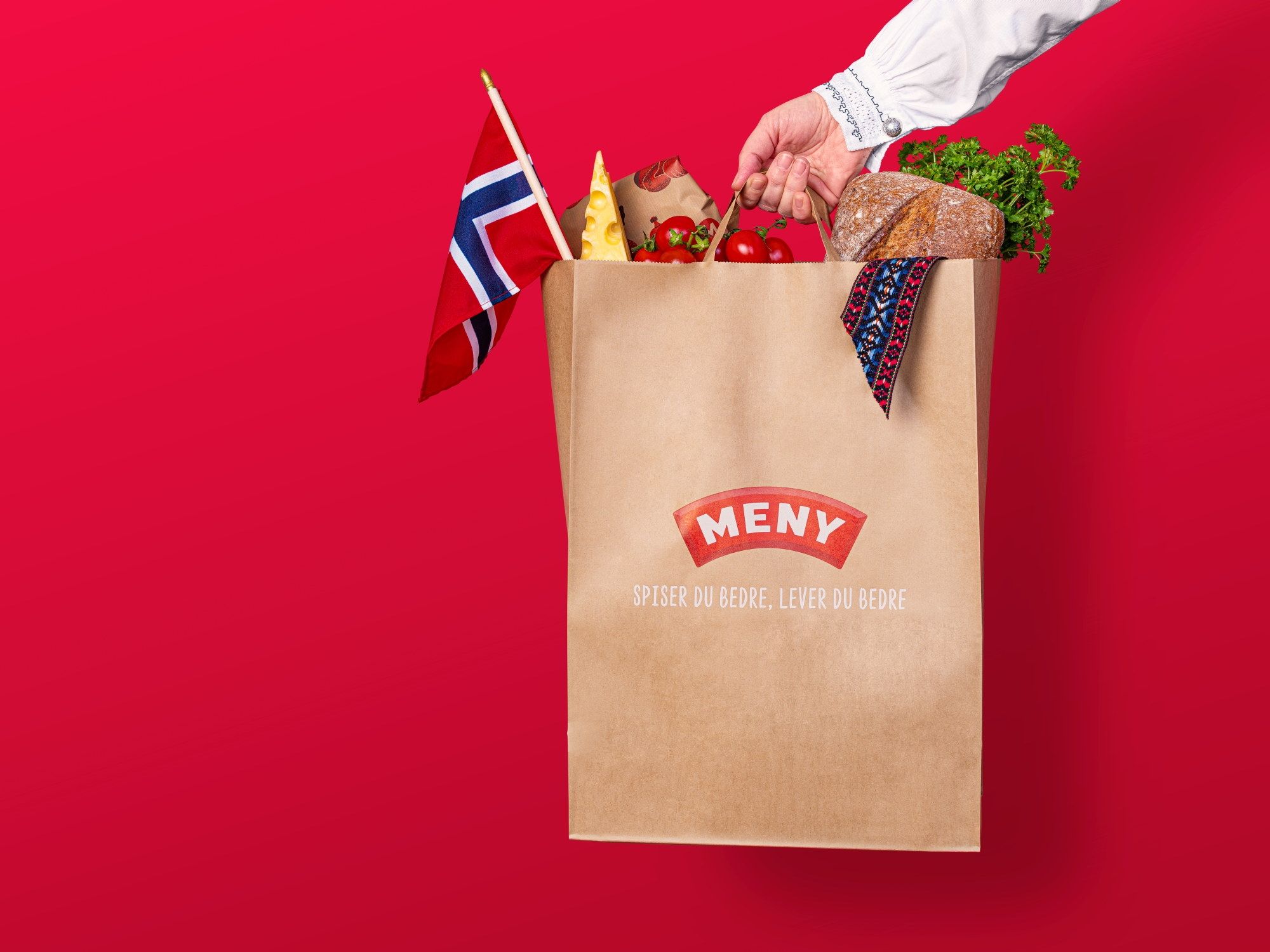 Meny-handlepose med matvarer, brød, norske flagg og sløyfe til 17. mai.