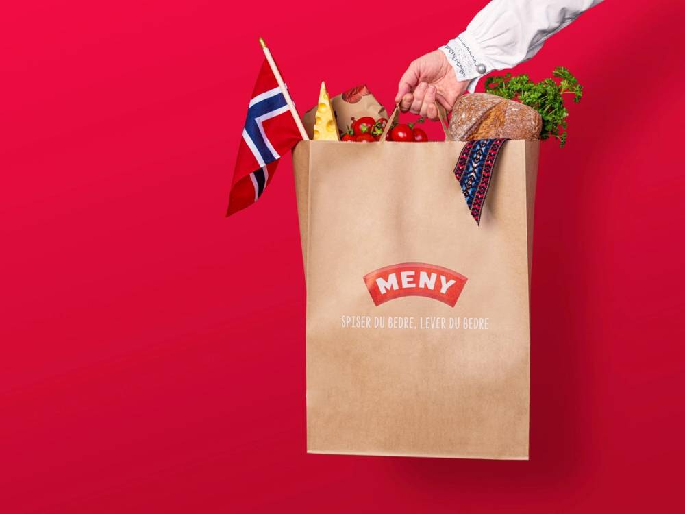 Meny-handlepose med matvarer, brød, norske flagg og sløyfe til 17. mai.