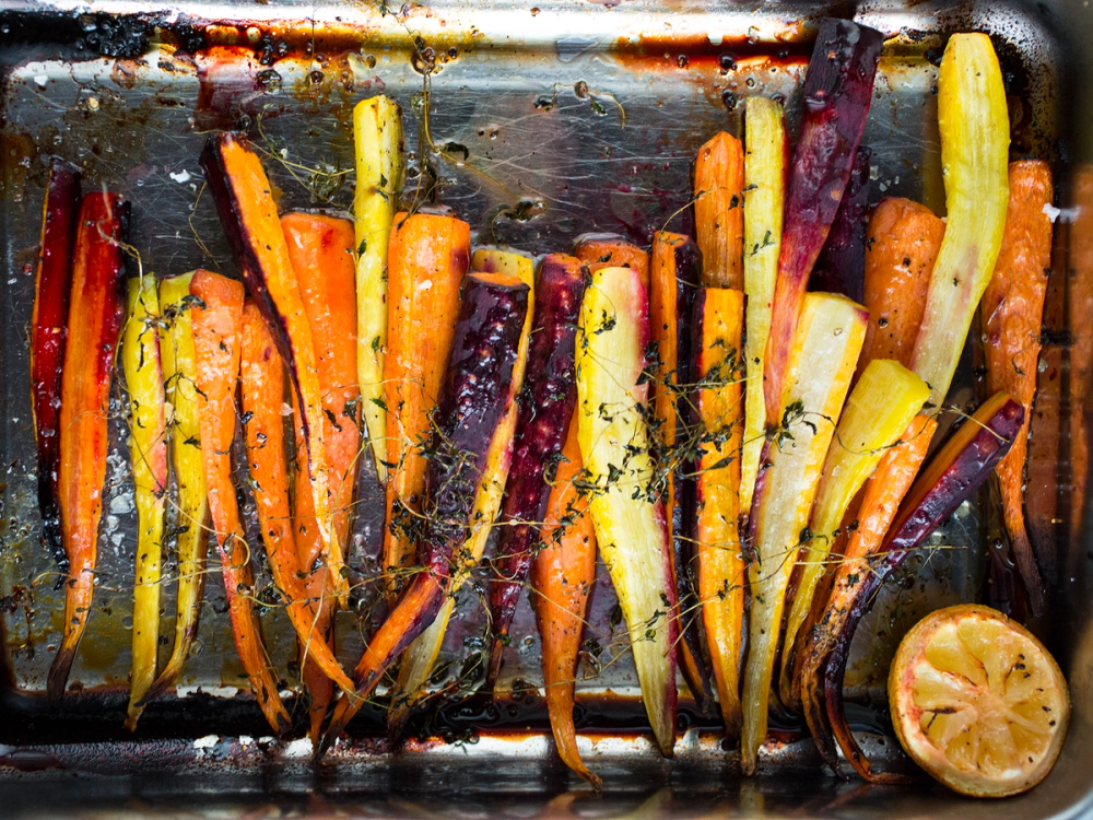Bakte gulrøtter med sitron, honning og timian på en stekeplate