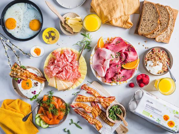 Et dekket bord med alt man trenger til frokosten.