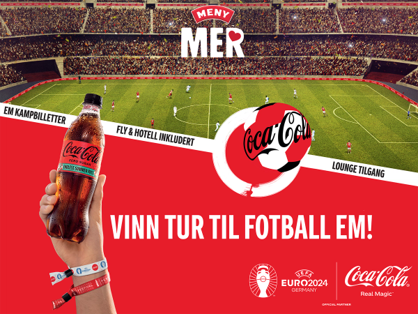 En reklame for Coca-Cola-konkurranse 2024 med en fotballbane i bakgrunnen, Coca-Cola-logo og en hånd som holder en Coca-Cola-flaske, samt tekst om å vinne tur til fotball-EM.
