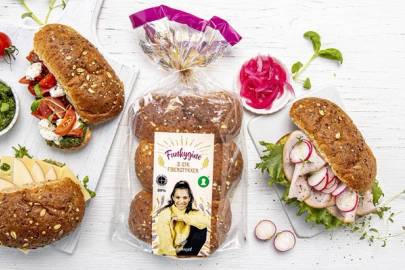 Bakehuset lanserer FunGyline fiberstykker med ulike pålegg og tilbehør på et hvitt bord.