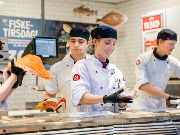 Tre matarbeidere bak ferskvaredisken.