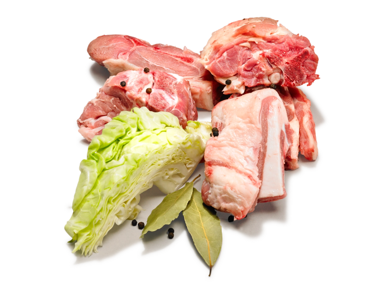 Ulike stykningsstykker av rått kjøtt med litt grønt salat ved siden av.