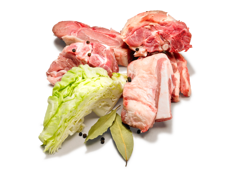 Ulike stykningsstykker av rått kjøtt med litt grønt salat ved siden av.