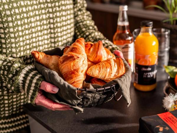 Et frokostbord dekkes med nystekte croissanter