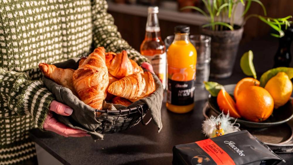 Et frokostbord dekkes med nystekte croissanter