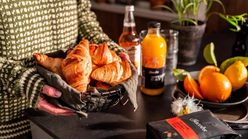 Et frokostbord dekkes med nystekte croissanter