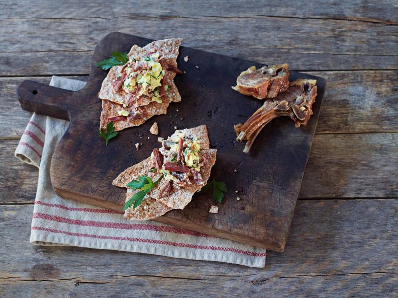 Potetmos med pinnekjøtt og flatbrød på en skjærefjøl