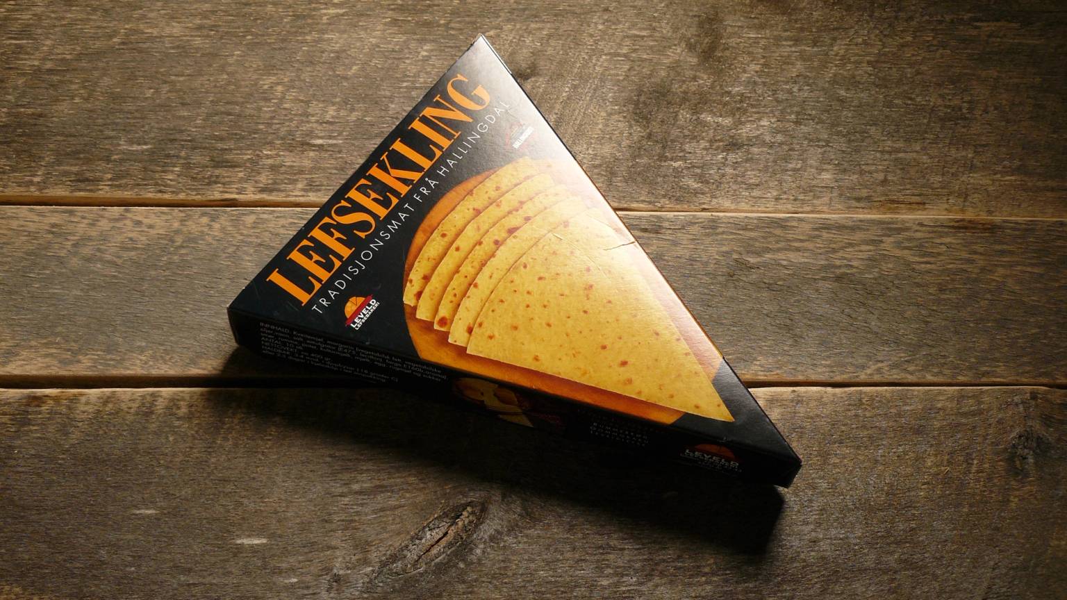 En pakke med Leif Erikson kjeks plassert på et treverk, med kjeksene synlige gjennom emballasjen.