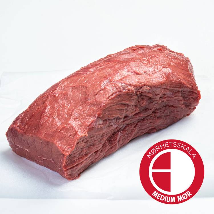 En hel Angus flatbiff av stor, rød kjøttstykke på hvit bakgrunn med Norgeshotellå logo i hjørnet.