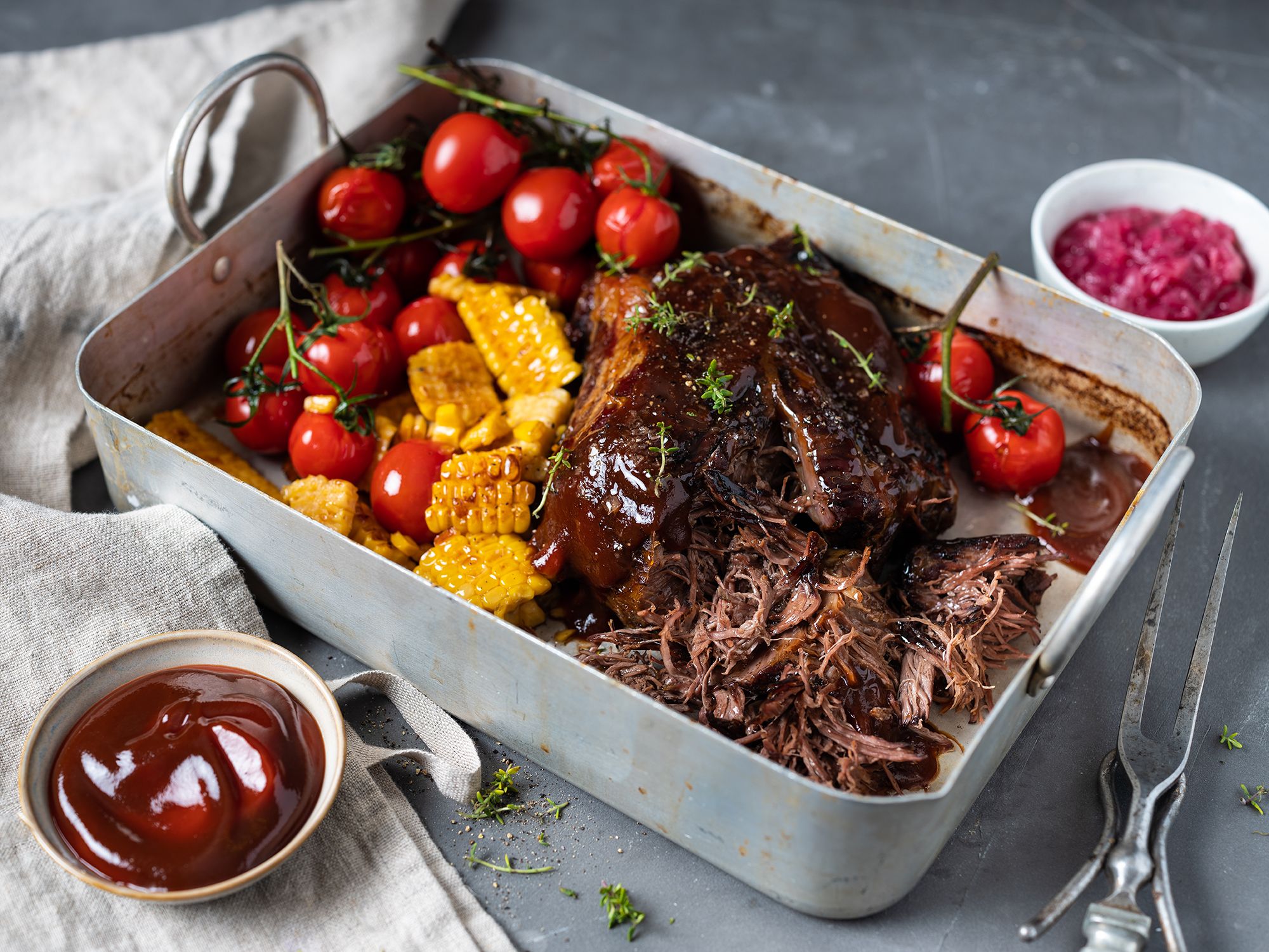 Pulled beef med bakte tomater og mais | Oppskrift | MENY