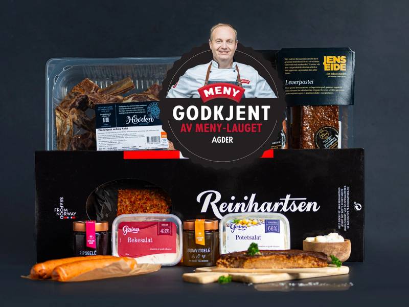 Utsikt over en matkasse med kjøtt, brød og andre matvarer fra Meny i Agder, jul 2023.