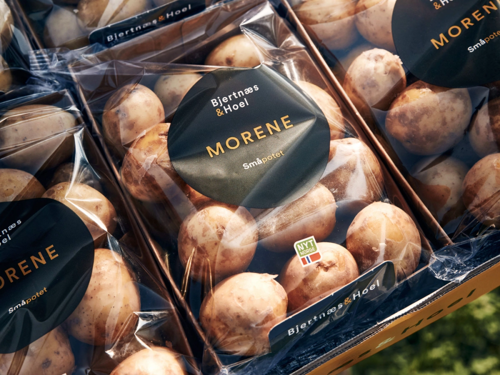 Pakke med Bjertnæs og Hoel delikatessepoteter i plastemballasje med blå etikett