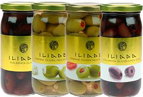 Fire glass med ulike typer oliven i glasskrukker med grønne, grønne med fyll og svarte oliven, alle med etikett fra Iliada.
