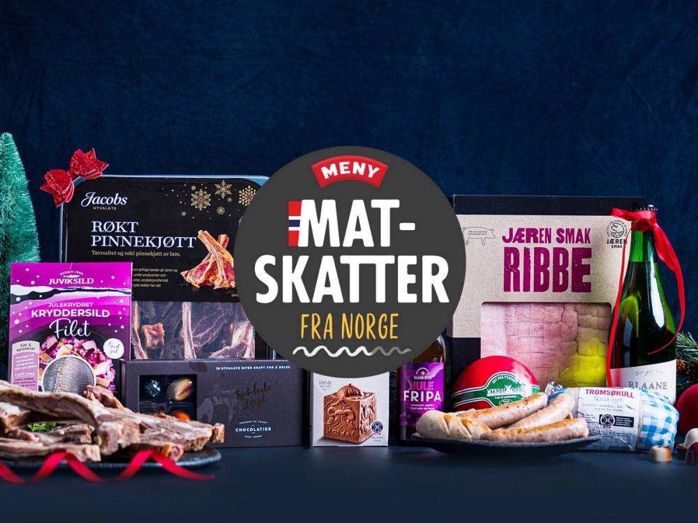 Ulike norske mat- og godteprodukter som julegaver, med en stor logo i midten som sier 'Mat- skatter fra Norge'.